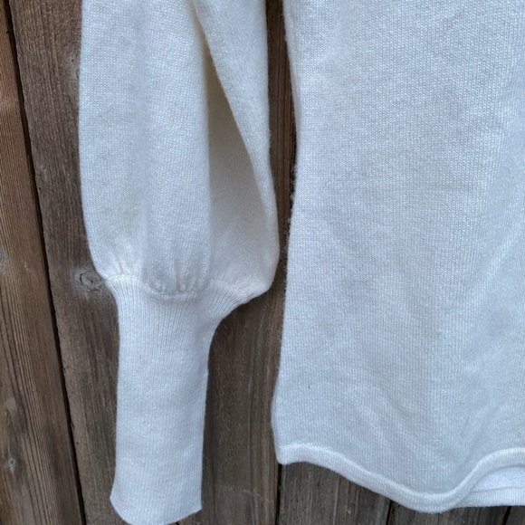 Scandinavian Design Cashmere Sweater - Picture 5 of 11